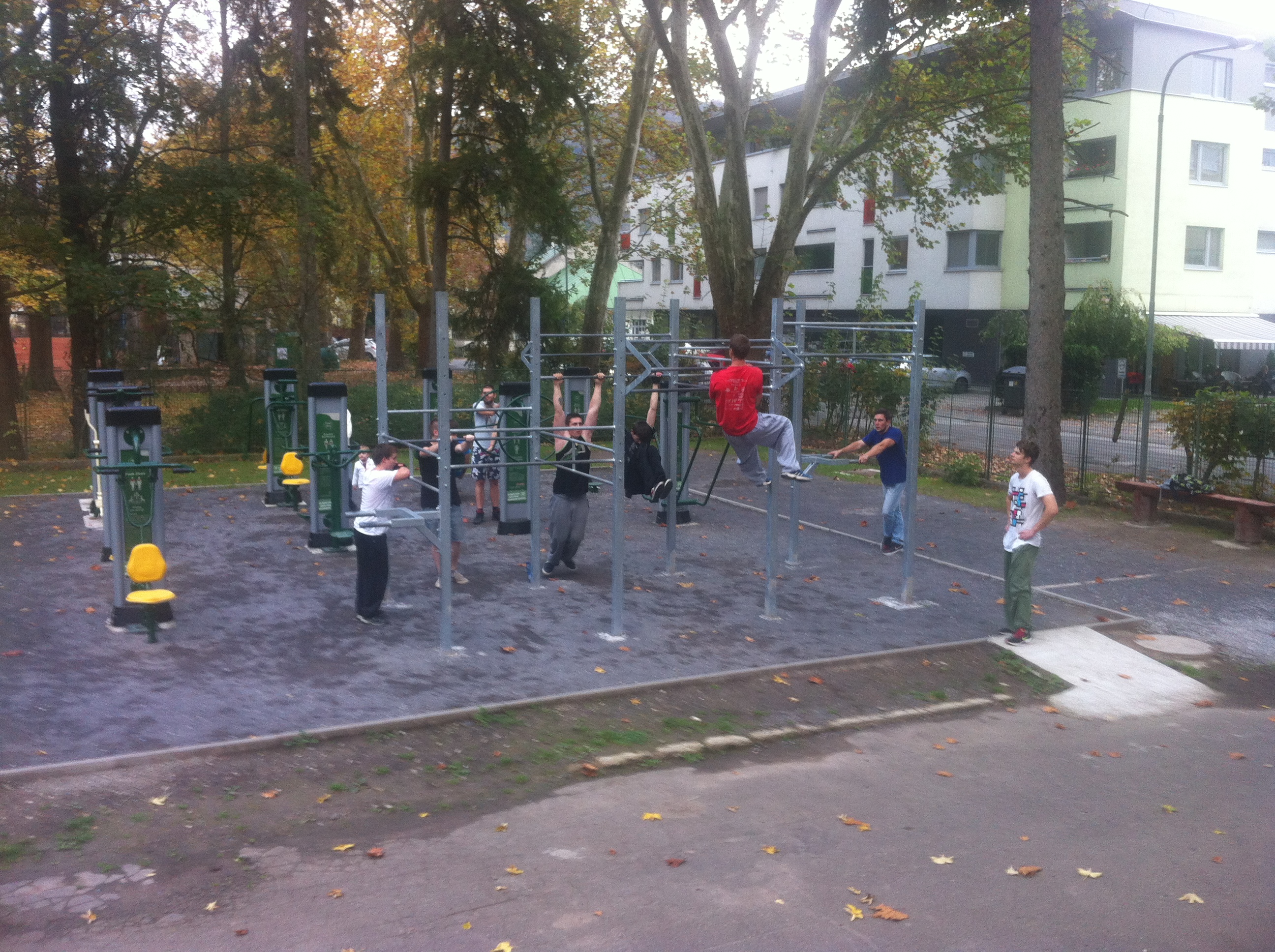 Mestský park už mení svoju tvár: Vyrastá v ňom multifunkčný priestor na športovanie!